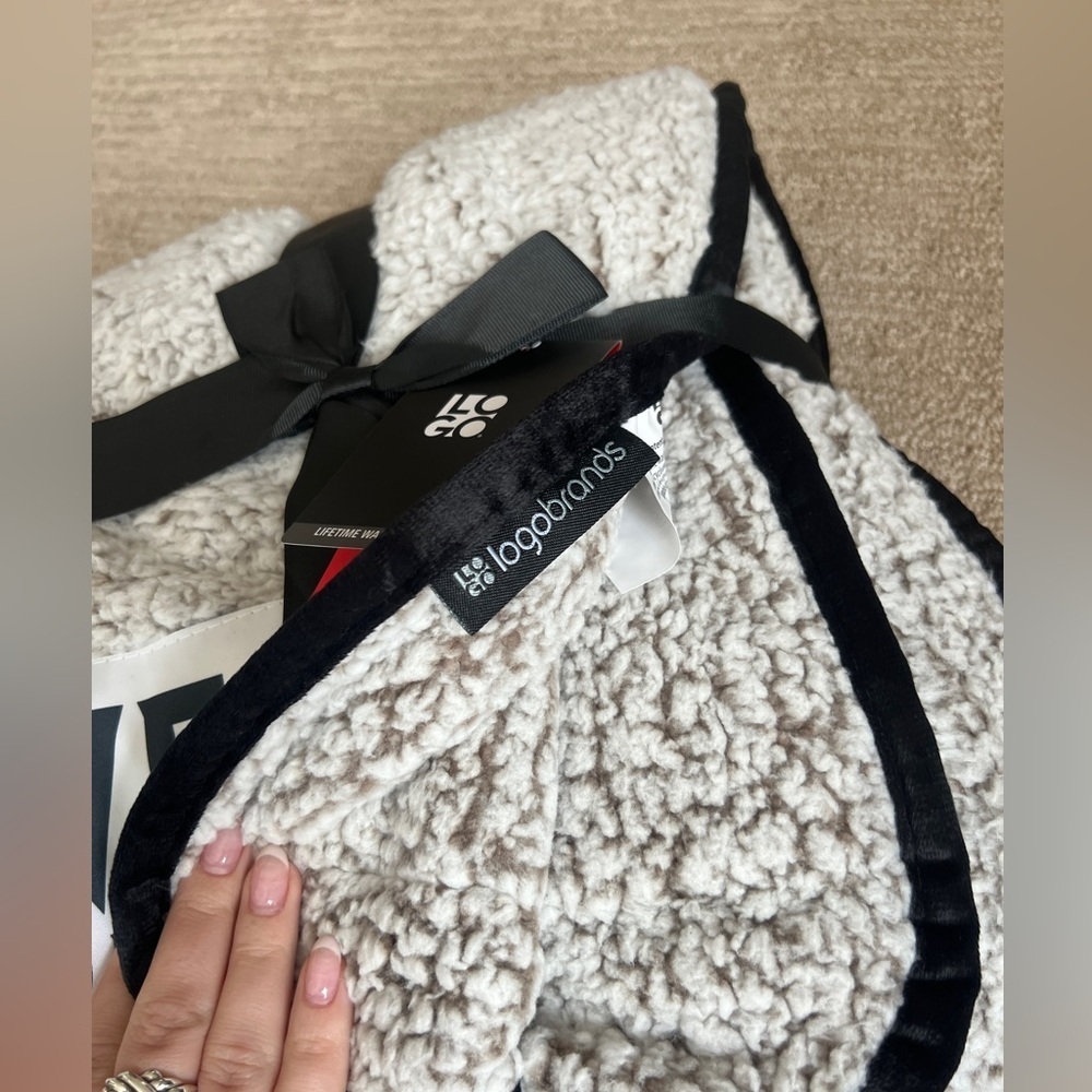 NWT - Vegas golden knights blanket - Picture 4 of 5